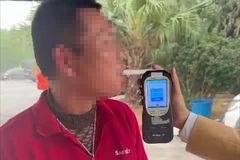 Tài xế xe khách vi phạm nồng độ cồn ở mức 0,470 mg/l khí thở. (Ảnh: Cục CSGT/Vietnamnet)