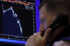 Giao dịch viên tại Sàn Chứng khoán New York (Mỹ). (Ảnh: Reuters/TTXVN)