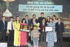 Tập thể Bệnh viện Nhi đồng 1 nhận giải thưởng "Thành tựu y khoa Việt Nam" năm 2022. (Ảnh: Đinh Hằng/TTXVN)