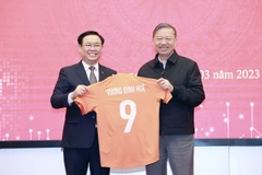 Bộ trưởng Bộ Công an Tô Lâm tặng áo của Câu lạc bộ Bóng đá Công an Hà Nội cho Chủ tịch Quốc hội Vương Đình Huệ. (Ảnh: Doãn Tấn/TTXVN)