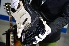 Cây guitar bị đập nát của huyền thoại Kurt Cobain được trưng bày tại công ty đấu giá Juliens Auctions ở New York (Mỹ) ngày 2/5/2023. (Ảnh: AFP/TTXVN)