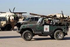 Binh sỹ thuộc quân đội Chính phủ Thống nhất Quốc gia Libya (GNU) gác gần khu vực sân bay quốc tế Tripoli (Libya), ngày 25/7/2022. (Ảnh: AFP/TTXVN)