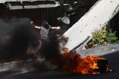 Người biểu tình Palestine xung đột với cảnh sát Israel tại thành phố Hebron, Khu Bờ Tây ngày 28/9/2022. (Ảnh: THX/TTXVN)