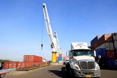 Bốc dỡ hàng hóa tại Cảng Phước Long ICD, thành phố Thủ Đức (Thành phố Hồ Chí Minh). (Ảnh: Hồng Đạt/TTXVN)
