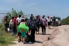 Người di cư vượt biên từ Mexico vào Mỹ tại Eagle Pass, bang Texas (Mỹ) ngày 25/8/2023. (Ảnh: AFP/TTXVN)
