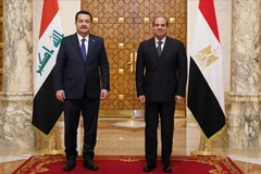 Tổng thống Ai Cập Abdel Fattah El-Sisi (phải) chụp ảnh chung với Thủ tướng Iraq Mohammed Shia Al Sudani tại Cung điện Al Ittihadiyah trong chuyến thăm chính thức ở Cairo (Ai Cập), ngày 5/3/2023. (Nguồn: AA)