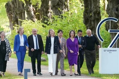 Ngoại trưởng Đức Annalena Baerbock (thứ ba, phải) cùng đại diện các nước tới tham dự Hội nghị Ngoại trưởng G7 ở bang Schleswig-Holstein (Đức) ngày 12/5/2022. (Ảnh: AFP/TTXVN)