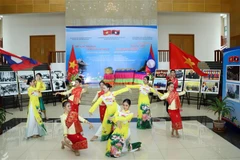 Một tiết mục nghệ thuật ca ngợi về quan hệ Lào-Việt tại Lễ Khai mạc Trưng bày chuyên đề "Đất nước, con người và văn hóa Việt Nam" tại Thủ đô Vientiane, chiều 25/8/2023. (Ảnh: Phạm Kiên/TTXVN)