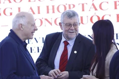 Các đại biểu thảo luận bên lề cuộc tọa đàm. (Ảnh: An Đăng/TTXVN)