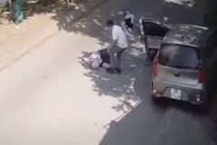 [Video] Tài xế ôtô mở cửa xe bất cẩn khiến một nữ sinh thiệt mạng