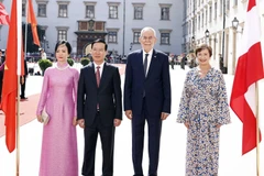 Chủ tịch nước Võ Văn Thưởng và Phu nhân chụp ảnh chung với Tổng thống Cộng hòa Áo Alexander Van der Bellen và Phu nhân tại Lễ đón. (Ảnh: Thống Nhất/TTXVN)