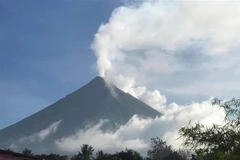 Tro bụi phun lên từ miệng núi lửa Mayon ở Legaspi, tỉnh Albay (Philippines), ngày 8/6/2023. (Ảnh: AFP/TTXVN)