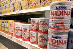 Các sản phẩm sữa của Nestle được bày bán tại một siêu thị ở Madrid (Tây Ban Nha). (Ảnh: AFP/TTXVN)