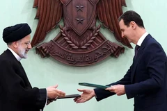 Tổng thống Iran Ebrahim Raisi (trái) và Tổng thống Syria Bashar al-Assad ra tuyên bố chung, ngày 5/5/2023. (Nguồn: CGTN)