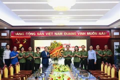 Phó Thủ tướng Chính phủ Trần Hồng Hà tặng hoa chúc mừng Bộ Tư lệnh Cảnh vệ nhân 78 năm ngày truyền thống lực lượng Công an Nhân dân. (Nguồn: Cổng thông tin điện tử Bộ Công an)