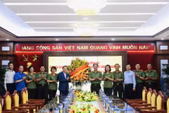 Phó Thủ tướng Chính phủ Trần Hồng Hà tặng hoa chúc mừng Bộ Tư lệnh Cảnh vệ nhân 78 năm ngày truyền thống lực lượng Công an Nhân dân. (Nguồn: Cổng thông tin điện tử Bộ Công an)