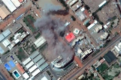 Khói bốc lên trong cuộc giao tranh giữa quân đội Sudan và Lực lượng hỗ trợ nhanh (RSF) tại sân bay quốc tế Khartoum (ảnh chụp qua vệ tinh của hãng công nghệ Maxar ngày 17/4/2023). (Ảnh: AFP/TTXVN)