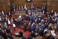 Nghị sỹ Serbia "nói chuyện" bằng nắm đấm lúc Tổng thống phát biểu