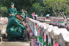 Đoàn viên thanh niên Lực lượng Vũ trang dâng hương lên các phần mộ Liệt sỹ tại Nghĩa trang Liệt sỹ Dốc Bà Đắc, xã Thới Sơn, thị xã Tịnh Biên (tỉnh An Giang). (Ảnh: Công Mạo/TTXVN)