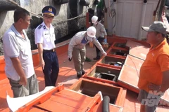 Thời điểm kiểm tra, thuyền trưởng tàu KG 93292 TS không chứng minh được nguồn gốc số dầu DO. (Nguồn: Nông nghiệp)