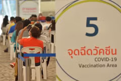 Một điểm tiêm vaccine ngừa COVID-19 ở Bangkok (Thái Lan) hồi năm ngoái. (Ảnh: THX/TTXVN)