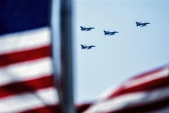 Các máy bay chiến đấu F-16 bay diễn tập trên bầu trời Washington, D.C. (Mỹ), ngày 30/3/2023. (Ảnh minh họa: AFP/TTXVN)