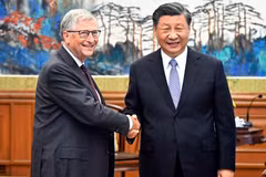 Chủ tịch Trung Quốc Tập Cận Bình (phải) gặp tỷ phủ Mỹ Bill Gates ngày 16/6/2023. (Nguồn: CNA/Ảnh chụp màn hình)