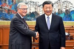 Chủ tịch Trung Quốc Tập Cận Bình (phải) gặp tỷ phủ Mỹ Bill Gates ngày 16/6/2023. (Nguồn: CNA/Ảnh chụp màn hình)