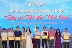 Lãnh đạo Cục Văn hóa Cơ sở và lãnh đạo Sở Văn hóa Thể thao Hải Phòng trao huy chương Vàng cho nội dung thi trang trí và diễu hành xe tuyên truyền; trưng bày và thuyết minh triển lãm. (Ảnh: Minh Thu/TTXVN)
