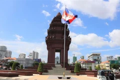 Đài Độc lập ở trung tâm Thủ đô Phnom Penh (Campuchia), sáng 5/8/2023 - thời điểm công bố kết quả chính thức cuộc bầu cử Quốc hội Campuchia khóa VII. (Ảnh: Hoàng Minh/TTXVN)