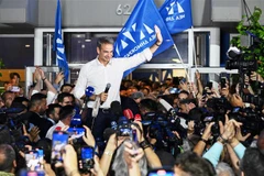 Cựu Thủ tướng Hy Lạp, lãnh đạo đảng Dân chủ mới Kyriakos Mitsotakis bên những người ủng hộ sau khi kết quả bầu cử vòng hai được công bố, tại Athens, ngày 25/6/2023. (Ảnh: AFPTTXVN)
