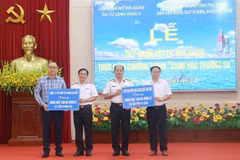 Lãnh đạo Bộ Tư lệnh Vùng 4 Hải quân (giữa) tiếp nhận ủng hộ của các cơ quan, doanh nghiệp thực hiện Chương trình Xanh hóa Trường Sa. (Ảnh: TTXVN phát)