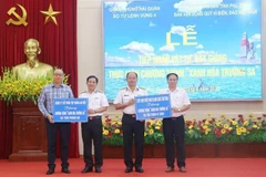 Lãnh đạo Bộ Tư lệnh Vùng 4 Hải quân (giữa) tiếp nhận ủng hộ của các cơ quan, doanh nghiệp thực hiện Chương trình Xanh hóa Trường Sa. (Ảnh: TTXVN phát)