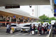 Giờ cao điểm tại ga quốc nội sân bay Tân Sơn Nhất. (Ảnh: Tiến Lực/TTXVN)