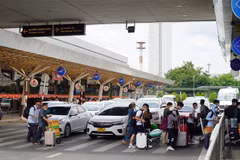 Giờ cao điểm tại ga quốc nội sân bay Tân Sơn Nhất. (Ảnh: Tiến Lực/TTXVN)