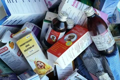 Các loại siro ho bị nhà chức trách thu giữ, được cho là liên quan đến hàng chục trẻ em tử vong tại Gambia. (Ảnh: AFP/TTXVN)