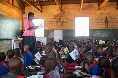 Malawi đã ban hành quy định cấm bán thực phẩm trong các trường tiểu học và trung học trước thềm năm học mới, bắt đầu từ ngày 10/10/2022, trong bối cảnh dịch tả đang bùng phát tại nước này. (Ảnh: AFP/TTXVN)