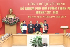 Chủ tịch nước Nguyễn Xuân Phúc và Thủ tướng Phạm Minh Chính trao quyết định bổ nhiệm Phó Thủ tướng Chính phủ cho ông Trần Lưu Quang và ông Trần Hồng Hà. (Ảnh: Dương Giang/TTXVN)