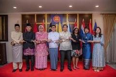 Đại sứ, Đại biện các nước ASEAN chụp ảnh chung tại Lễ Kỷ niệm 56 năm ngày thành lập ASEAN. (Ảnh: TTXVN phát)