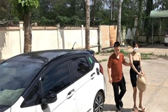 Đối tượng Nguyễn Cẩm Tiên bị lực lượng chức năng đưa về Cơ quan Công an. (Ảnh: TTXVN phát)