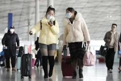 Hành khách tại sân bay ở Bắc Kinh (Trung Quốc). (Ảnh: Kyodo/TTXVN)