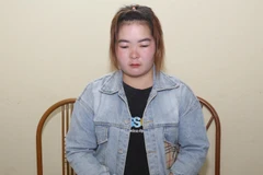 Đối tượng Tráng Thị Gia cùng tang vật ba bánh heroin. (Ảnh: TTXVN phát)