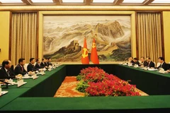 Đoàn cấp cao thành phố Hà Nội chào xã giao Chủ tịch Chính hiệp Trung Quốc Vương Hộ Ninh. (Ảnh: Mạnh Cường/TTXVN)