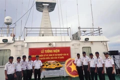 Cựu chiến binh Lê Thành Phương (thành phố Tuy Hòa - tỉnh Phú Yên) cùng đoàn công tác số 10 thả hoa tri ân các anh hùng liệt sỹ tại Trường Sa, năm 2022. (Ảnh: TTXVN phát)