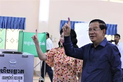 Chủ tịch CPP-Thủ tướng Hun Sen và phu nhân với ngón tay trỏ đã điểm chỉ bằng mực không tẩy xóa được, đánh dấu hoàn thành quyền và nghĩa vụ bầu cử của mình. (Ảnh: Quang Anh/TTXVN)