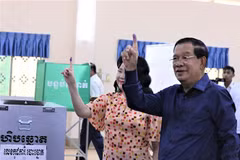 Chủ tịch CPP-Thủ tướng Hun Sen và phu nhân với ngón tay trỏ đã điểm chỉ bằng mực không tẩy xóa được, đánh dấu hoàn thành quyền và nghĩa vụ bầu cử của mình. (Ảnh: Quang Anh/TTXVN)