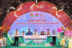 Các đại biểu thực hiện nghi thức khai mạc chương trình Hè tại phố đi bộ Nguyễn Huệ, Quận 1 (Thành phố Hồ Chí Minh. (Ảnh: Thu Hương/TTXVN) 