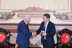 Ông Dương Anh Đức - Phó Chủ tịch Ủy ban Nhân dân Thành phố Hồ Chí Minh (phải) tiếp ông Tim Pallas - Bộ trưởng Ngân khố, Thương mại, Đầu tư và Lao động bang Victoria (Austrialia). (Ảnh: Xuân Khu/TTXVN)