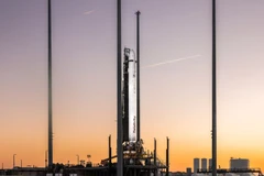 Tên lửa Terran 1 của Relativity Space trên bệ phóng ở Florida. (Nguồn: Space)