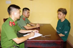 Cán bộ điều tra lấy lời khai đối tượng Nguyễn Hoài Nam. (Nguồn: Công an nhân dân)